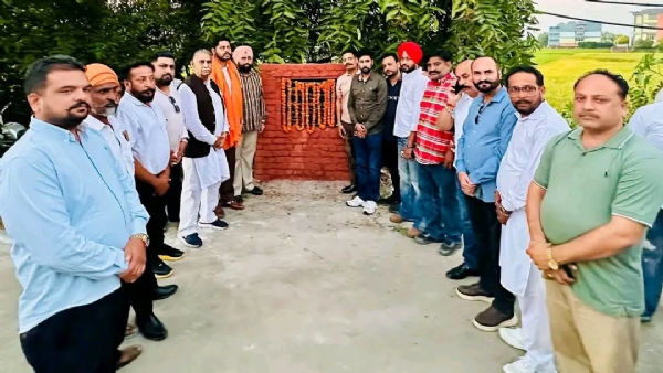 ਐਂਟਰੀ ਗੇਟ ਦਾ ਨੀਂਹ ਪੱਥਰ ਰੱਖਦੇ ਹੋਏ ਵਿਧਾਇਕ ਸ਼ੈਰੀ ਕਲਸੀ ਤੇ ਹੋਰ।