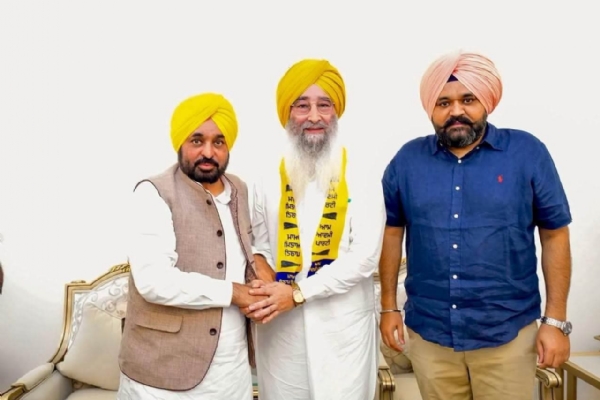 ਰਵਿੰਦਰ ਸਿੰਘ ਬ੍ਰਹਮਪੁਰਾ ਨੂੰ ਆਪ ਪਾਰਟੀ ’ਚ ਸ਼ਾਮਲ ਕਰਦੇ ਹੋਏ ਮੁੱਖ ਮੰਤਰੀ ਭਗਵੰਤ ਮਾਨ। ਰਵਿੰਦਰ ਸਿੰਘ ਬ੍ਰਹਮਪੁਰਾ ਨੂੰ ਆਪ ਪਾਰਟੀ ’ਚ ਸ਼ਾਮਲ ਕਰਦੇ ਹੋਏ ਮੁੱਖ ਮੰਤਰੀ ਭਗਵੰਤ ਮਾਨ।