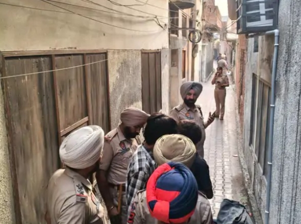 ਚੈਕਿੰਗ ਕਰਦੀ ਹੋਈ ਪੁਲਿਸ ਟੀਮ। ਚੈਕਿੰਗ ਕਰਦੀ ਹੋਈ ਪੁਲਿਸ ਟੀਮ।