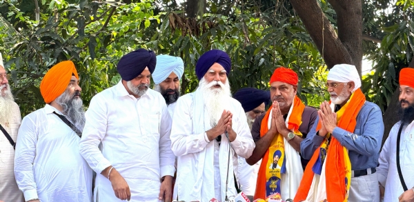 ਸਾਬਕਾ ਈਡੀ ਅਧਿਕਾਰੀ ਨਿਰੰਜਨ ਸਿੰਘ ਤੇ ਸਾਬਕਾ ਡੀਐੱਸਪੀ ਬਲਵਿੰਦਰ ਸਿੰਘ ਸੇਖੋਂ ਨੂੰ ਤਰਸੇਮ ਸਿੰਘ ਅਤੇ ਵਿਧਾਇਕ ਮਨਪ੍ਰੀਤ ਸਿੰਘ ਅਯਾਲੀ ਪਾਰਟੀ ’ਚ ਸ਼ਾਮਲ ਕਰਦੇ ਹੋਏ। ਸਾਬਕਾ ਈਡੀ ਅਧਿਕਾਰੀ ਨਿਰੰਜਨ ਸਿੰਘ ਤੇ ਸਾਬਕਾ ਡੀਐੱਸਪੀ ਬਲਵਿੰਦਰ ਸਿੰਘ ਸੇਖੋਂ ਨੂੰ ਤਰਸੇਮ ਸਿੰਘ ਅਤੇ ਵਿਧਾਇਕ ਮਨਪ੍ਰੀਤ ਸਿੰਘ ਅਯਾਲੀ ਪਾਰਟੀ ’ਚ ਸ਼ਾਮਲ ਕਰਦੇ ਹੋਏ।