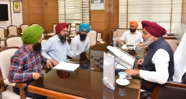 ਮੀਟਿੰਗ ਕਰਦੇ ਹੋਏ ਵਿੱਤ ਮੰਤਰੀ ਹਰਪਾਲ ਸਿੰਘ ਚੀਮਾ। ਮੀਟਿੰਗ ਕਰਦੇ ਹੋਏ ਵਿੱਤ ਮੰਤਰੀ ਹਰਪਾਲ ਸਿੰਘ ਚੀਮਾ।