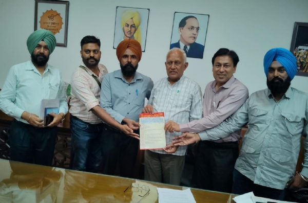 ਮੰਤਰੀ ਬਰਿੰਦਰ ਕੁਮਾਰ ਗੋਇਲ ਨੂੰ ਮੰਗ ਪੱਤਰ ਦਿੰਦੇ ਹੋਏ ਮੁਲਾਜ਼ਮ। ਮੰਤਰੀ ਬਰਿੰਦਰ ਕੁਮਾਰ ਗੋਇਲ ਨੂੰ ਮੰਗ ਪੱਤਰ ਦਿੰਦੇ ਹੋਏ ਮੁਲਾਜ਼ਮ।