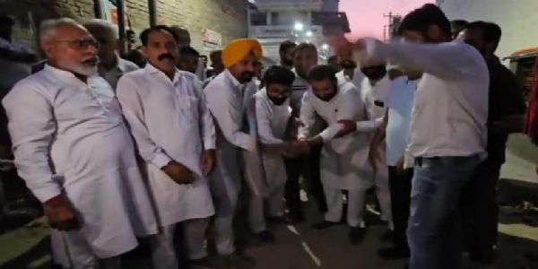 ਫਾਜ਼ਿਲਕਾ ’ਚ ਸੜਕ ਦਾ ਵਿਧਾਇਕ ਸਵਨਾ ਨੇ ਰੱਖਿਆ ਨੀਂਹ ਪੱਥਰ