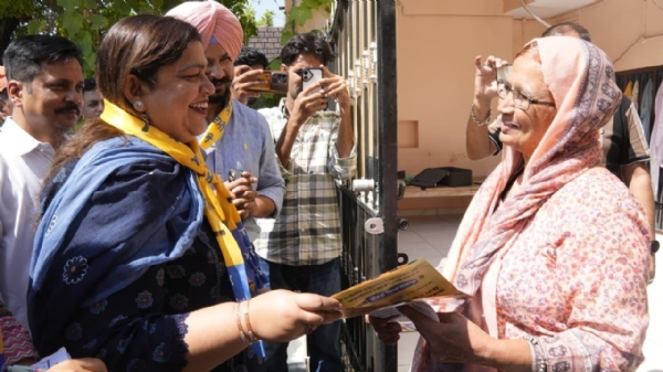 ਲੋਕਾਂ ਨਾਲ ਗੱਲਬਾਤ ਕਰਦੇ ਹੋਏ ਵਿਧਾਇਕਾ ਨੀਨਾ ਮਿੱਤਲ