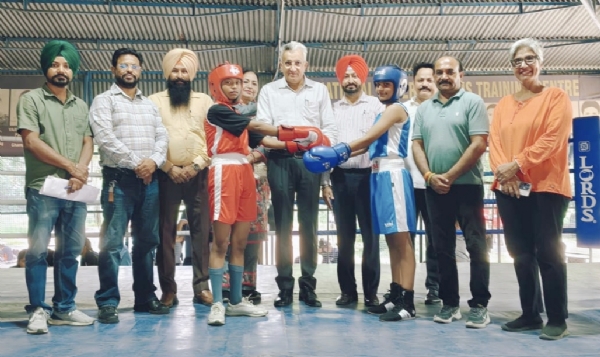 ਮੁਕਾਬਲੇ ਦੀ ਸ਼ੁਰੂਆਤ ਕਰਵਾਉਂਦੇ ਹੋਏ ਜ਼ਿਲ੍ਹਾ ਸਿੱਖਿਆ ਅਫ਼ਸਰ ਸ਼ਾਲੂ ਮਹਿਰਾ