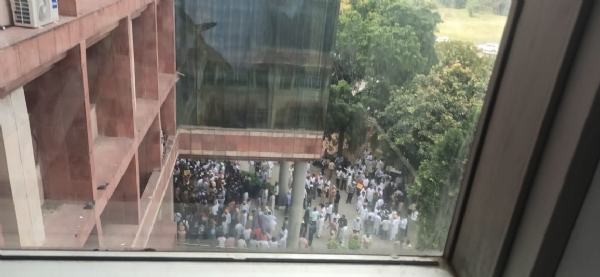 पंजाब के मोहाली में गमाडा दफ्तर के बाहर प्रदर्शन करते आप कार्यकर्ता पंजाब के मोहाली में गमाडा दफ्तर के बाहर प्रदर्शन करते आप कार्यकर्ता