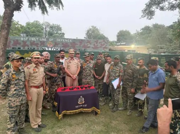 बीएसएफ और पंजाब पुलिस के अधिकारी जानकारी देते हुए
