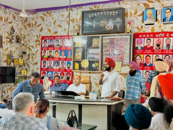 ਅਧਿਕਾਰੀਆਂ ਨਾਲ ਮੀਟਿੰਗ ਕਰਦੇ ਹੋਏ ਡਿਪਟੀ ਕਮਿਸ਼ਨਰ ਗੁਰਦਾਸਪੁਰ ਆਦਿਤਿਆ ਉੱਪਲ