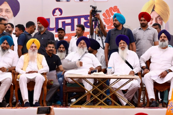 ਰੈਲੀ ਦੌਰਾਨ ਸ਼੍ਰੋਮਣੀ ਅਕਾਲੀ ਦਲ ਦੇ ਪ੍ਰਧਾਨ ਸੁਖਬੀਰ ਸਿੰਘ ਬਾਦਲ ਅਤੇ ਹੋਰ।