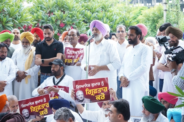 ਪ੍ਰਦਰਸ਼ਨ ਦੌਰਾਨ ਸੰਬੋਧਨ ਕਰਦੇ ਹੋਏ ਸਾਬਕਾ ਸਿਹਤ ਮੰਤਰੀ ਬਲਬੀਰ ਸਿੰਘ ਸਿੱਧੂ ਪ੍ਰਦਰਸ਼ਨ ਦੌਰਾਨ ਸੰਬੋਧਨ ਕਰਦੇ ਹੋਏ ਸਾਬਕਾ ਸਿਹਤ ਮੰਤਰੀ ਬਲਬੀਰ ਸਿੰਘ ਸਿੱਧੂ