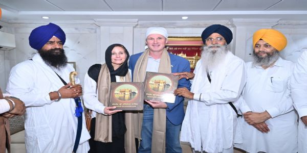 ਅਮਰੀਕੀ ਸਫ਼ੀਰ ਵਫ਼ਦ ਸਮੇਤ ਸਚਖੰਡ ਸ੍ਰੀ ਹਰਿਮੰਦਰ ਸਾਹਿਬ ਵਿਖੇ ਹੋਏ ਨਤਮਸਤਕ