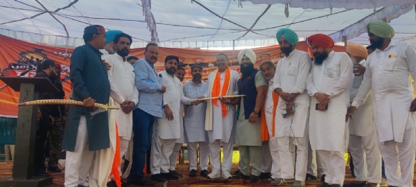 ਭਾਜਪਾ ਦੇ ਸੀਨੀਅਰ ਆਗੂ ਵਿਜੈ ਸਾਂਪਲਾ ਦਾ ਸਨਮਾਨ ਕਰਦੇ ਹੋਏ ਭਾਜਪਾ ਆਗੂ।