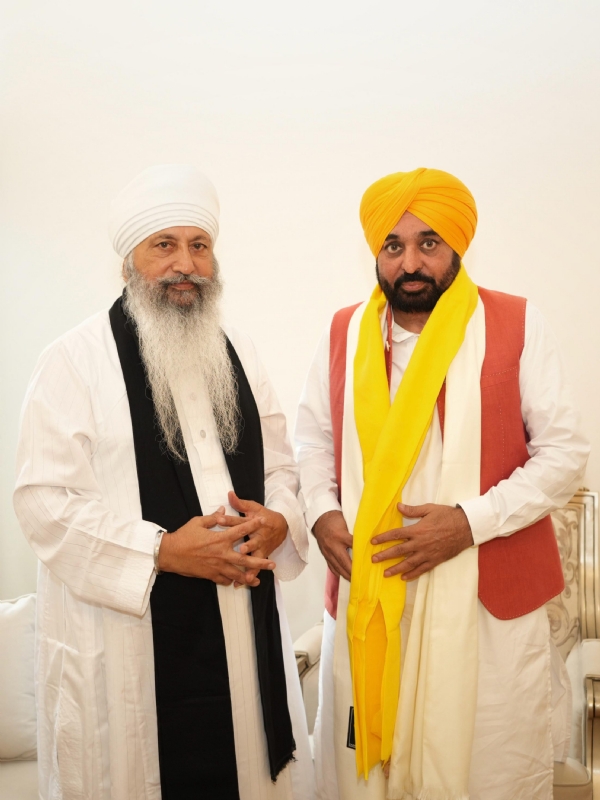 ਮੁੱਖ ਮੰਤਰੀ ਭਗਵੰਤ ਮਾਨ  ਨਾਲ ਮੁਲਾਕਾਤ ਕਰਦੇ ਹੋਏ ਨਾਨਕਸਰ ਸੰਪਰਦਾਇ ਦੇ ਮੁਖੀ ਬਾਬਾ ਲੱਖਾ ਸਿੰਘ