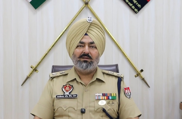 ਸਕਰਨਜੀਤ ਸਿੰਘ ਤੇਜਾ, ਡੀਸੀਪੀ ਸਿਟੀ, ਅੰਮ੍ਰਿਤਸਰ ਜਾਣਕਾਰੀ ਦਿੰਦੇ ਹੋਏ। ਸਕਰਨਜੀਤ ਸਿੰਘ ਤੇਜਾ, ਡੀਸੀਪੀ ਸਿਟੀ, ਅੰਮ੍ਰਿਤਸਰ ਜਾਣਕਾਰੀ ਦਿੰਦੇ ਹੋਏ।