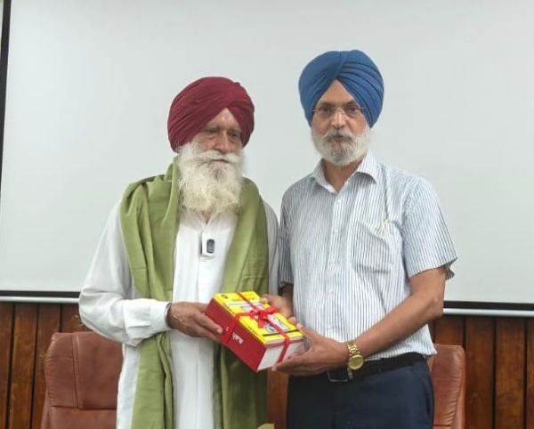 ਡਾਇਰੈਕਟਰ ਭਾਸ਼ਾਵਾਂ ਜਸਵੰਤ ਸਿੰਘ ਜ਼ਫ਼ਰ, ਪ੍ਰੋ. ਹਰਪਾਲ ਸਿੰਘ ਪੰਨੂ ਦਾ ਸਨਮਾਨ ਕਰਦੇ ਹੋਏ।