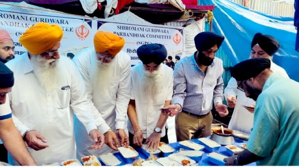 ਲੰਗਰ ਪੈਕ ਕਰਦੇ ਹੋਏ ਸ਼੍ਰੋਮਣੀ ਕਮੇਟੀ ਦੇ ਮੈਂਬਰ।