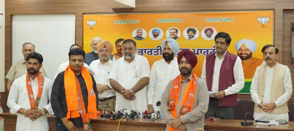 ਆਗੂਆਂ ਨੂੰ ਭਾਜਪਾ ’ਚ ਸ਼ਾਮਲ ਕਰਦੇ ਹੋਏ ਪੰਜਾਬ ਭਾਜਪਾ ਪ੍ਰਧਾਨ ਕੇਵਲ ਸਿੰਘ ਢਿੱਲੋਂ