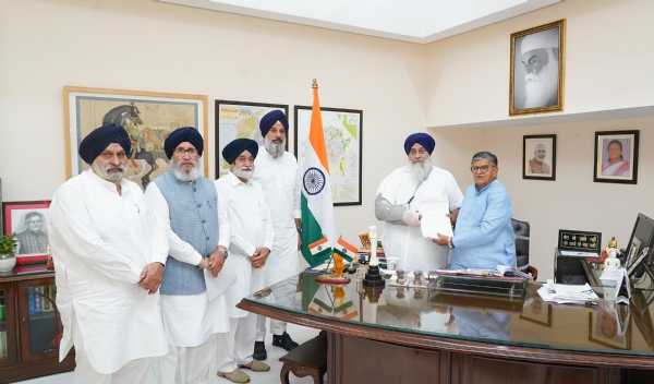 ਪੰਜਾਬ ਦੇ ਰਾਜਪਾਲ ਗੁਲਾਬ ਚੰਦ ਕਟਾਰੀਆ ਨੂੰ ਮੰਗ ਪੱਤਰ ਸੌਂਪਦੇ ਹੋਏ ਸ਼੍ਰੋਮਣੀ ਅਕਾਲੀ ਦਲ ਦੇ ਪ੍ਰਧਾਨ ਸੁਖਬੀਰ ਸਿੰਘ ਬਾਦਲ ਤੇ ਹੋਰ।