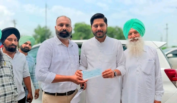 ਪਿੰਡਾਂ ਦੇ ਵਿਕਾਸ ਕਾਰਜਾਂ ਲਈ ਗ੍ਰਾਂਟਾਂ ਦੇ ਚੈੱਕ ਵੰਡਦੇ ਹੋਏ ਵਿਧਾਇਕ ਸ਼ੈਰੀ ਕਲਸੀ।