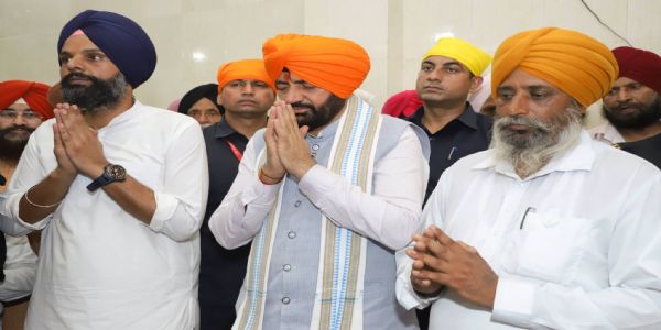ਪੰਜਾਬ ਦੇ ਗੁਰਦੁਆਰਾ ਸਾਹਿਬ ਤੇ ਪੁਰਾਤਨ ਸ਼ਿਵ ਮੰਦਰ ਵਿੱਚ ਨਤਮਸਤਕ ਹੋਏ ਹਰਿਆਣਾ ਦੇ ਮੁੱਖ ਮੰਤਰੀ