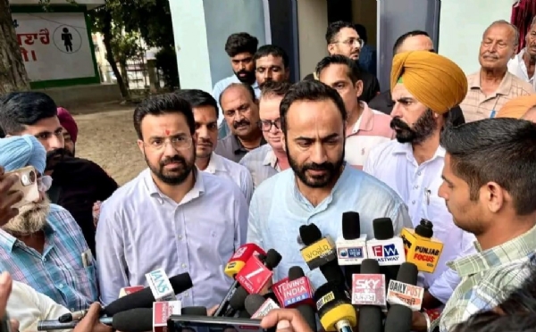ਟਿਊਬਵੈੱਲ ਦਾ ਉਦਘਾਟਨ ਉਪਰੰਤ ਗੱਲਬਾਤ ਕਰਦੇ ਸੰਸਦ ਮੀਤ ਹੇਅਰ ਟਿਊਬਵੈੱਲ ਦਾ ਉਦਘਾਟਨ ਉਪਰੰਤ ਗੱਲਬਾਤ ਕਰਦੇ ਸੰਸਦ ਮੀਤ ਹੇਅਰ