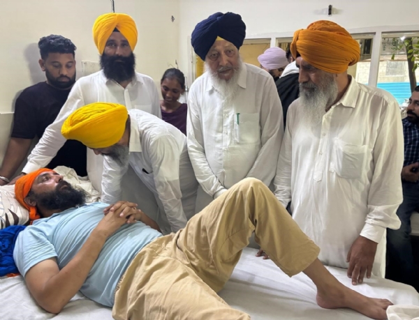 ਗੁਰਸਿੱਖ ਨੌਜੁਆਨ ਨਾਲ ਮੁਲਾਕਾਤ ਕਰਦਾ ਹੋਇਆ ਸ਼੍ਰੋਮਣੀ ਕਮੇਟੀ ਦਾ ਵਫ਼ਦ ਗੁਰਸਿੱਖ ਨੌਜੁਆਨ ਨਾਲ ਮੁਲਾਕਾਤ ਕਰਦਾ ਹੋਇਆ ਸ਼੍ਰੋਮਣੀ ਕਮੇਟੀ ਦਾ ਵਫ਼ਦ