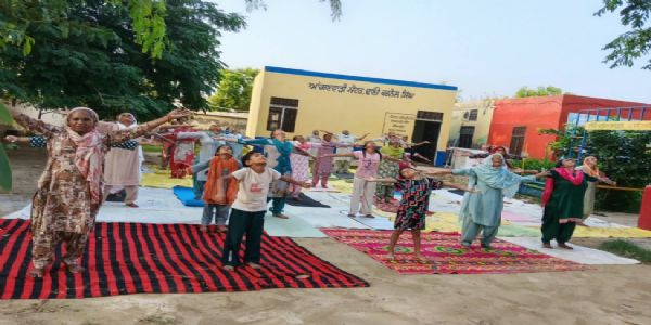 ਸੀ.ਐੱਮ. ਦੀ ਯੋਗਸ਼ਾਲਾ ਤਹਿਤ ਫਾਜ਼ਿਲਕਾ ’ਚ ਹਜ਼ਾਰਾਂ ਲੋਕ ਰੋਜ਼ਾਨਾ ਕਰ ਰਹੇ ਯੋਗਾ