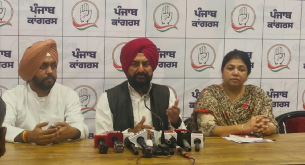 ਕਾਂਗਰਸੀ ਆਗੂ ਹਰਦੀਪ ਸਿੰਘ ਕਿੰਗਰਾ ਪਤੱਰਕਾਰਾਂ ਨਾਲ ਗੱਲ ਕਰਦੇ ਹੋਏ ਕਾਂਗਰਸੀ ਆਗੂ ਹਰਦੀਪ ਸਿੰਘ ਕਿੰਗਰਾ ਪਤੱਰਕਾਰਾਂ ਨਾਲ ਗੱਲ ਕਰਦੇ ਹੋਏ