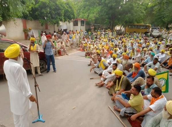 ਧਰਨਾ ਦਿੰਦੇ ਕਿਸਾਨ। ਧਰਨਾ ਦਿੰਦੇ ਕਿਸਾਨ।