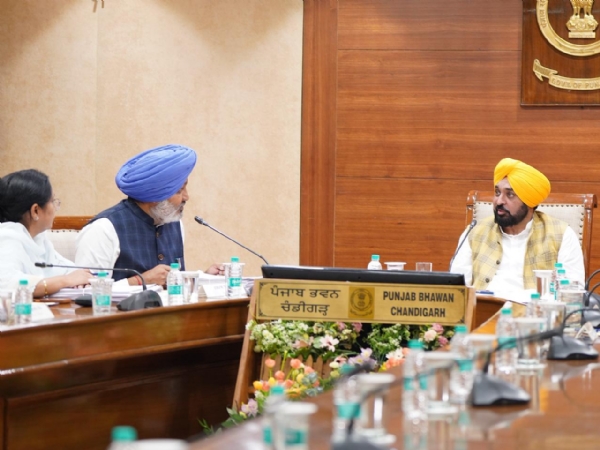 ਕੈਬਨਿਟ ਮੀਟਿੰਗ ਦੌਰਾਨ ਮੁੱਖ ਮੰਤਰੀ ਭਗਵੰਤ ਸਿੰਘ ਮਾਨ ਵਿੱਤ ਮੰਤਰੀ ਹਰਪਾਲ ਚੀਮਾ ਨਾਲ ਗੱਲਬਾਤ ਕਰਦੇ ਹੋਏ। ਕੈਬਨਿਟ ਮੀਟਿੰਗ ਦੌਰਾਨ ਮੁੱਖ ਮੰਤਰੀ ਭਗਵੰਤ ਸਿੰਘ ਮਾਨ ਵਿੱਤ ਮੰਤਰੀ ਹਰਪਾਲ ਚੀਮਾ ਨਾਲ ਗੱਲਬਾਤ ਕਰਦੇ ਹੋਏ।