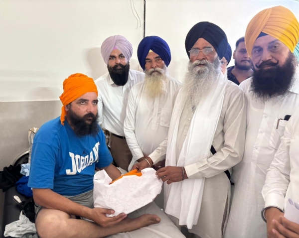 ਗੁਰਸਿੱਖ ਮੋਹਨਜੀਤ ਸਿੰਘ ਸ਼ੇਰੋਂ ਨਾਲ ਮੁਲਾਕਾਤ ਕਰਦੇ ਹੋਏ ਸ਼੍ਰੋਮਣੀ ਕਮੇਟੀ ਪ੍ਰਧਾਨ ਹਰਜਿੰਦਰ ਸਿੰਘ ਧਾਮੀ।