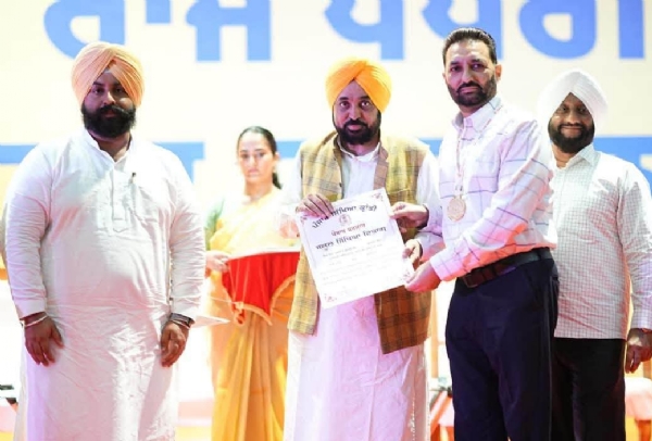 ਅਧਿਆਪਕ ਦਾ ਸਨਮਾਨ ਕਰਦੇ ਹੋਏ ਮੁੱਖ ਮੰਤਰੀ ਭਗਵੰਤ ਸਿੰਘ ਮਾਨ ਤੇ ਨਾਲ ਸਿੱਖਿਆ ਮੰਤਰੀ ਹਰਜੋਤ ਬੈਂਸ।