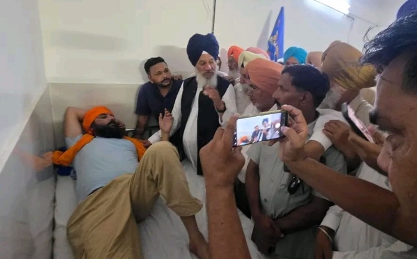 ਪਿੰਡ ਸ਼ੇਰੋਂ ਵਿਖੇ ਪੀੜਤ ਨੌਜਵਾਨ ਨਾਲ ਗੱਲਬਾਤ ਕਰਦੇ ਬਸਪਾ ਦੇ ਸੂਬਾ ਪ੍ਰਧਾਨ ਡਾ. ਅਵਤਾਰ ਸਿੰਘ ਕਰੀਮਪੁਰੀ