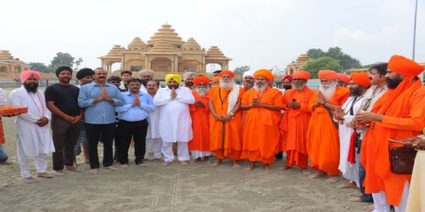 ਸ੍ਰੀ ਵਾਲਮੀਕਿ ਤੀਰਥ ਵਿਖੇ ਸਰੋਵਰ ਦੀ ਕਾਰ ਸੇਵਾ ਵਿੱਚ ਹਰਭਜਨ ਸਿੰਘ ਈ.ਟੀ.ਓ. ਨੇ ਲਿਆ ਹਿੱਸਾ