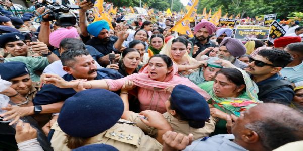ਮੁੱਖ ਮੰਤਰੀ ਦੀ ਰਿਹਾਇਸ਼ ਵੱਲ ਰੋਸ ਮਾਰਚ; ਹਰਸਿਮਰਤ ਕੌਰ ਬਾਦਲ ਸਮੇਤ ਅਕਾਲੀ ਆਗੂਆਂ ਨੂੰ ਹਿਰਾਸਤ ’ਚ ਲਿਆ