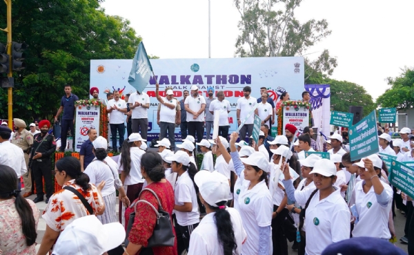 पंजाब के राज्यपाल एवं चंडीगढ़ के प्रशासक गुलाब चंद कटारिया वॉकथॉन को हरी झंडी दिखा रवाना करते हुए पंजाब के राज्यपाल एवं चंडीगढ़ के प्रशासक गुलाब चंद कटारिया वॉकथॉन को हरी झंडी दिखा रवाना करते हुए