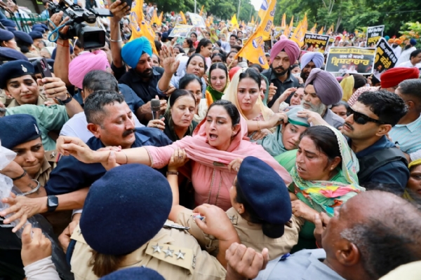 Police Detaining Bathinda MP Harsimrat Kaur Badal Police Detaining Bathinda MP Harsimrat Kaur Badal