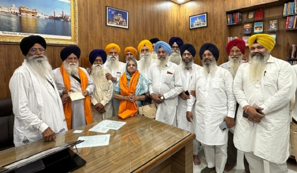 ਦਵਿੰਦਰਪਾਲ ਸਿੰਘ ਸਮੇਤ ਪਰਿਵਾਰ ਦਾ ਸਨਮਾਨ ਕਰਦੇ ਹੋਏ ਸ਼੍ਰੋਮਣੀ ਕਮੇਟੀ ਪ੍ਰਧਾਨ ਹਰਜਿੰਦਰ ਸਿੰਘ ਧਾਮੀ। ਦਵਿੰਦਰਪਾਲ ਸਿੰਘ ਸਮੇਤ ਪਰਿਵਾਰ ਦਾ ਸਨਮਾਨ ਕਰਦੇ ਹੋਏ ਸ਼੍ਰੋਮਣੀ ਕਮੇਟੀ ਪ੍ਰਧਾਨ ਹਰਜਿੰਦਰ ਸਿੰਘ ਧਾਮੀ।
