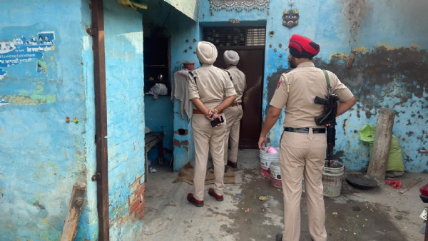 ਘਰਾਂ ਦੀ ਚੈਕਿੰਗ ਕਰਦੇ ਹੋਏ ਪੁਲਿਸ ਮੁਲਾਜ਼ਮ।