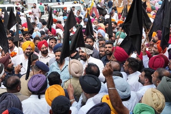 ਜ਼ੀਰਾ ’ਚ ਮੁੱਖ ਮੰਤਰੀ ਮਾਨ ਨੂੰ ਕਾਲੀਆਂ ਝੰਡੀਆਂ ਦਿਖਾਉਂਦੇ ਹੋਏ ਕਾਂਗਰਸ ਆਗੂ।