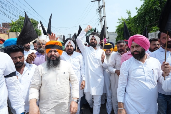 ਜ਼ੀਰਾ ’ਚ ਮੁੱਖ ਮੰਤਰੀ ਮਾਨ ਨੂੰ ਕਾਲੀਆਂ ਝੰਡੀਆਂ ਦਿਖਾਉਂਦੇ ਹੋਏ ਕਾਂਗਰਸ ਆਗੂ।