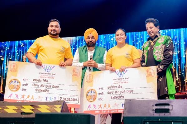 ਰਾਸ਼ਟਰਮੰਡਲ ਖੇਡਾਂ-2026 ਦੇ ਚਾਂਦੀ ਦੇ ਤਗਮਾ ਜੇਤੂ ਹਰਜਿੰਦਰ ਕੌਰ ਅਤੇ ਲਵਪ੍ਰੀਤ ਸਿੰਘ ਨੂੰ ਇਨਾਮ ਰਾਸ਼ੀ ਦਿੰਦੇ ਹੋਏ ਮੁੱਖ ਮੰਤਰੀ ਮਾਨ ਤੇ ਪੰਜਾਬੀ ਗਾਇਕ ਗੁਰਦਾਸ ਮਾਨ। ਰਾਸ਼ਟਰਮੰਡਲ ਖੇਡਾਂ-2026 ਦੇ ਚਾਂਦੀ ਦੇ ਤਗਮਾ ਜੇਤੂ ਹਰਜਿੰਦਰ ਕੌਰ ਅਤੇ ਲਵਪ੍ਰੀਤ ਸਿੰਘ ਨੂੰ ਇਨਾਮ ਰਾਸ਼ੀ ਦਿੰਦੇ ਹੋਏ ਮੁੱਖ ਮੰਤਰੀ ਮਾਨ ਤੇ ਪੰਜਾਬੀ ਗਾਇਕ ਗੁਰਦਾਸ ਮਾਨ।