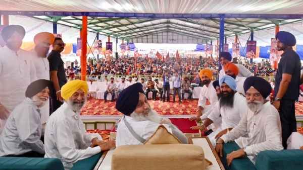 ਰੈਲੀ ਦੌਰਾਨ ਤਸਵੀਰ ਸਾਂਝੀ ਕਰਵਾਉਂਦੇ ਹੋਏ ਸ਼੍ਰੋਮਣੀ ਅਕਾਲੀ ਦਲ ਦੇ ਪ੍ਰਧਾਨ ਸੁਖਬੀਰ ਸਿੰਘ ਬਾਦਲ ਰੈਲੀ ਦੌਰਾਨ ਤਸਵੀਰ ਸਾਂਝੀ ਕਰਵਾਉਂਦੇ ਹੋਏ ਸ਼੍ਰੋਮਣੀ ਅਕਾਲੀ ਦਲ ਦੇ ਪ੍ਰਧਾਨ ਸੁਖਬੀਰ ਸਿੰਘ ਬਾਦਲ