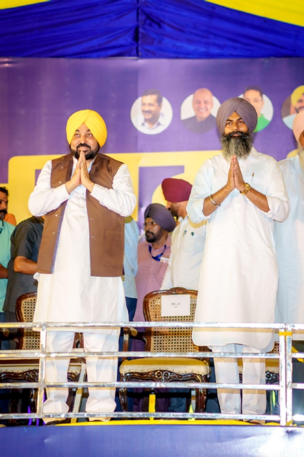 ਗੁਰਪ੍ਰੀਤ ਸਿੰਘ ਸੇਖੋਂ ਨੂੰ ਪਾਰਟੀ ‘ਚ ਸ਼ਾਮਲ ਕਰਦੇ ਹੋਏ ਮੁੱਖ ਮੰਤਰੀ ਭਗਵੰਤ ਮਾਨ ਗੁਰਪ੍ਰੀਤ ਸਿੰਘ ਸੇਖੋਂ ਨੂੰ ਪਾਰਟੀ ‘ਚ ਸ਼ਾਮਲ ਕਰਦੇ ਹੋਏ ਮੁੱਖ ਮੰਤਰੀ ਭਗਵੰਤ ਮਾਨ
