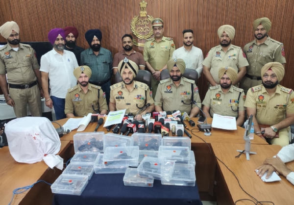 ਆਈਜੀਪੀ ਬਾਰਡਰ ਰੇਂਜ ਗੁਰਪ੍ਰੀਤ ਸਿੰਘ ਭੁੱਲਰ ਜਾਣਕਾਰੀ ਦਿੰਦੇ ਹੋਏ।