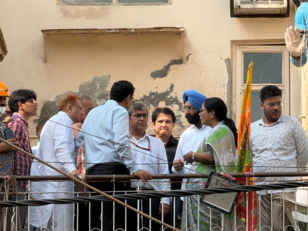 ਮੁੱਖ ਮੰਤਰੀ ਰੇਖਾ ਗੁਪਤਾ ਨੇ ਸੋਮਵਾਰ ਸਵੇਰੇ ਸੱਤਿਆ ਨਿਕੇਤਨ ਘਟਨਾ ਸਥਾਨ ਦਾ ਦੌਰਾ ਕਰਕੇ ਸੁਰੱਖਿਆ ਪ੍ਰਬੰਧਾਂ ਅਤੇ ਚੱਲ ਰਹੀ ਕਾਰਵਾਈ ਦਾ ਜਾਇਜ਼ਾ ਲਿਆ।