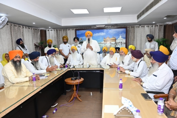ਮੀਟਿੰਗ ਕਰਦੇ ਹੋਏ ਸ਼੍ਰੋਮਣੀ ਕਮੇਟੀ ਮੈਂਬਰਾਂ ਅਤੇ ਅਧਿਕਾਰੀ ਮੀਟਿੰਗ ਕਰਦੇ ਹੋਏ ਸ਼੍ਰੋਮਣੀ ਕਮੇਟੀ ਮੈਂਬਰਾਂ ਅਤੇ ਅਧਿਕਾਰੀ
