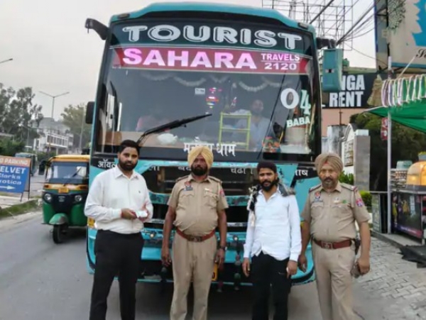 ਬੱਸਾਂ ਦੇ ਚਲਾਨ ਕੱਟਦੇ ਹੋਏ ਆਰਟੀਏ ਦੇ ਅਧਿਕਾਰੀ।