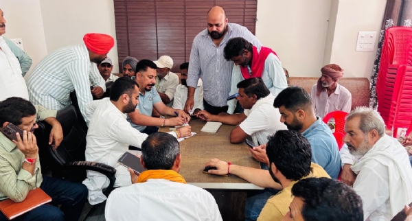 ਲੋਕ ਮਿਲਣੀ ਦੌਰਾਨ ਲੋਕਾਂ ਦੀਆਂ ਸਮੱਸਿਆਵਾਂ ਸੁਣਦੇ ਹੋਏ ਵਿਧਾਇਕ ਸਵਨਾ।