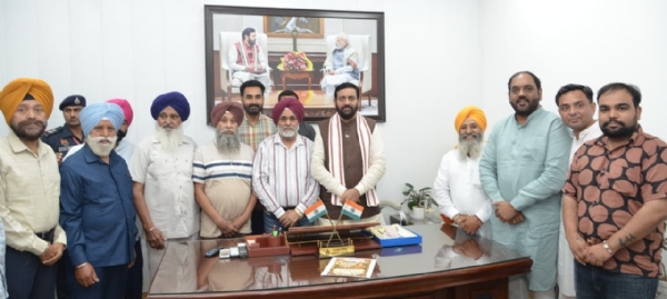 ਹਰਿਆਣਾ ਦੇ ਮੁੱਖ ਮੰਤਰੀ ਨਾਇਬ ਸਿੰਘ ਸੈਣੀ ਨੂੰ ਸੱਦਾ ਪੱਤਰ ਦਿੰਦੇ ਹੋਏ ਪਰਮਜੀਤ ਸਿੰਘ ਕੈਂਥ ਤੇ ਹੋਰ। ਹਰਿਆਣਾ ਦੇ ਮੁੱਖ ਮੰਤਰੀ ਨਾਇਬ ਸਿੰਘ ਸੈਣੀ ਨੂੰ ਸੱਦਾ ਪੱਤਰ ਦਿੰਦੇ ਹੋਏ ਪਰਮਜੀਤ ਸਿੰਘ ਕੈਂਥ ਤੇ ਹੋਰ।